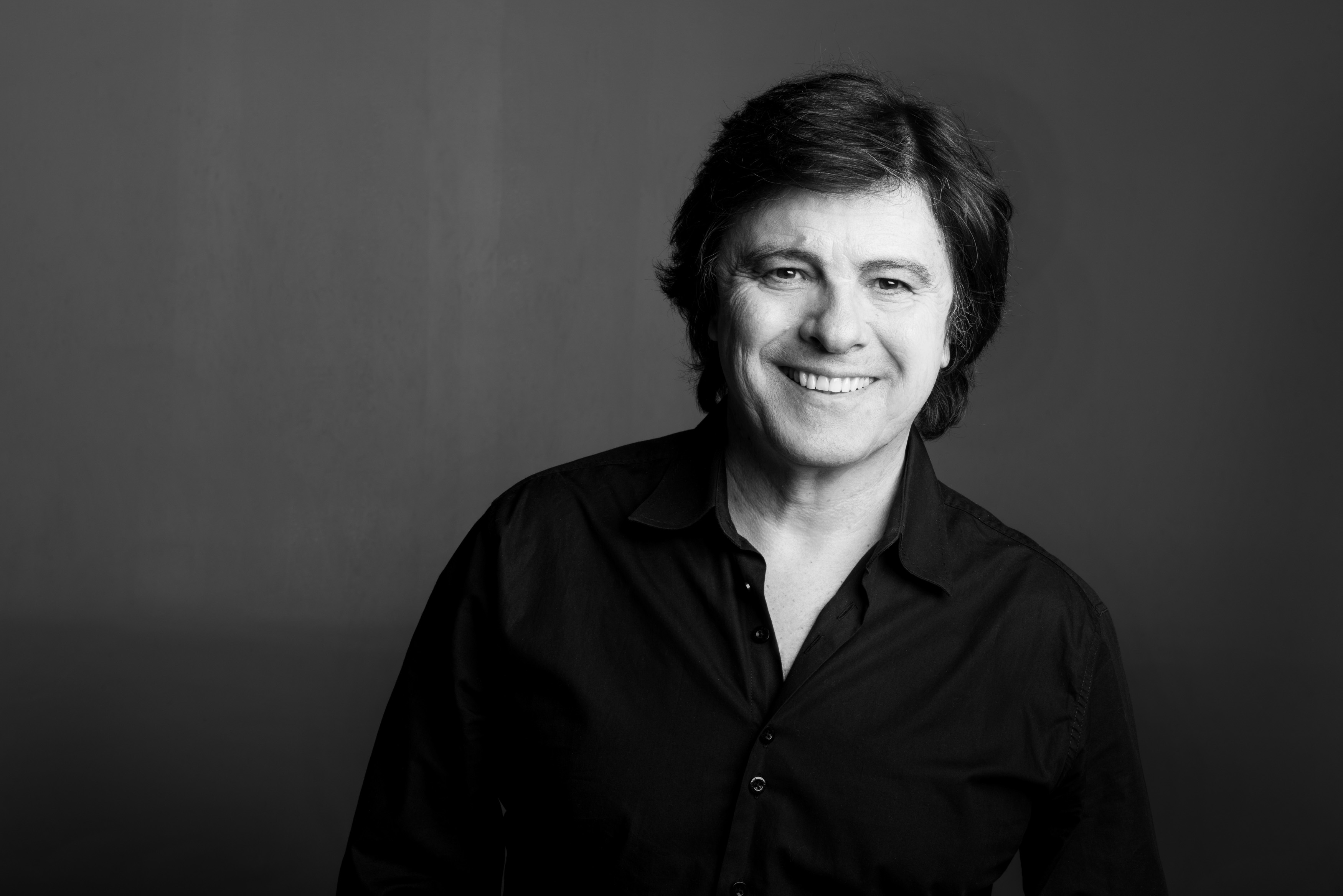 Black-and-white portrait of Luís Represas